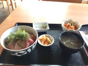 沖縄・南城市「食事処とくじん」は久高島にある海鮮丼を食べれる店