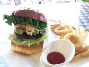 沖縄・北谷町「石垣島キッチン Bin」でハンバーガーを食べた