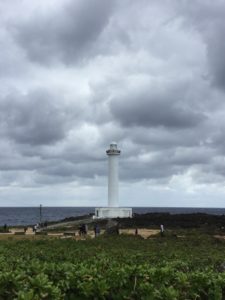 沖縄・読谷村「残波岬」に打ち寄せる荒波がすごい