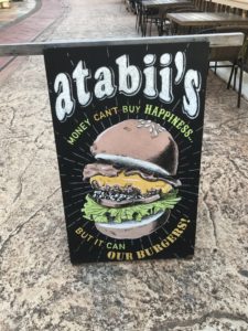 沖縄・北谷町「Chatan Burger Base Atabii’s」で海を見ながらハンバーガーを食べる